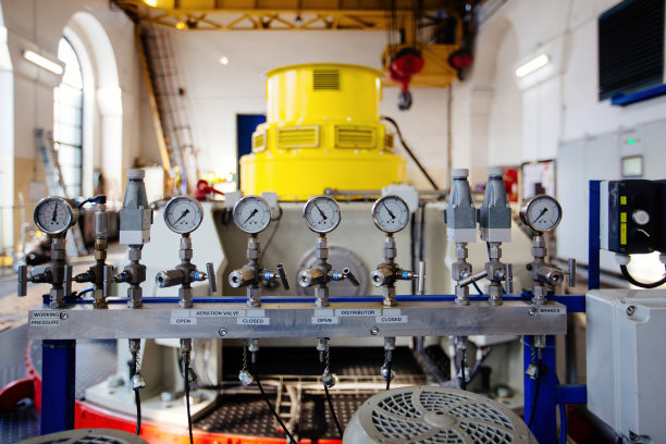 现代水力发电厂的压力表、阀门管道图片下载