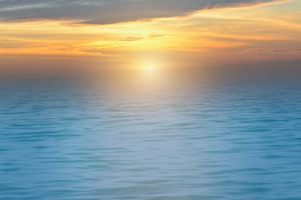 美丽的自然大海和日出或日落与晨光或黄昏图片下载