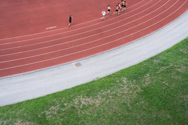 跑道上的跑步者图片下载