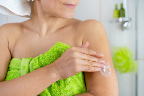 女人的手臂上有一小圈白色奶油和她的手指图片下载