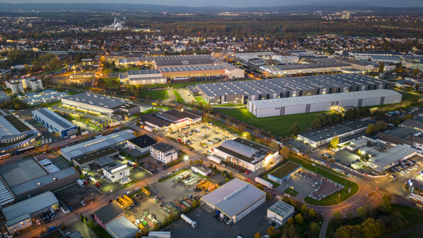 黄昏时分的工业区——鸟瞰图图片下载