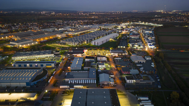 黄昏时分的工业区——鸟瞰图图片下载