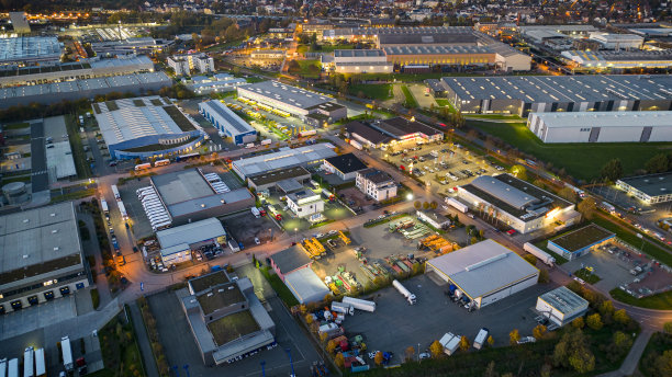 黄昏时分的工业区——鸟瞰图图片下载