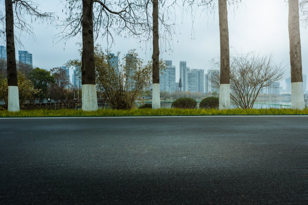 道路前面的森林在公园的背景图片汽车广告，路面图片下载