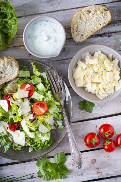 蔬菜沙拉配番茄，面包和帕尔玛干酪图片下载