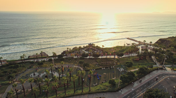 秘鲁利马米拉弗洛雷斯区木板路中国公园全景鸟瞰图。图片下载