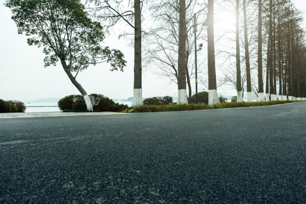 道路前面的森林在公园的背景图片汽车广告，路面图片下载