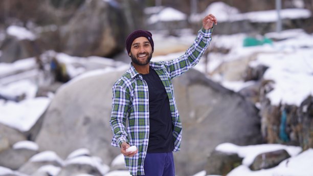 印度男孩在冬天下雪的时候玩雪图片下载