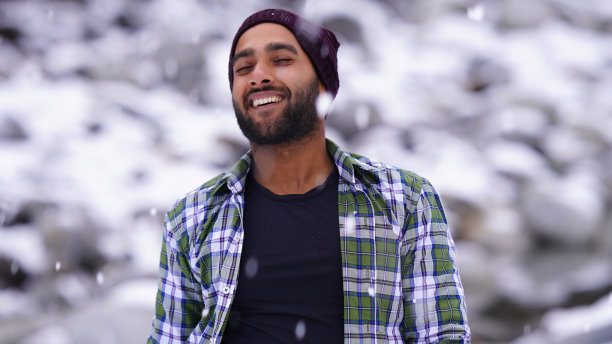 印度男孩在冬天下雪的时候玩雪图片下载