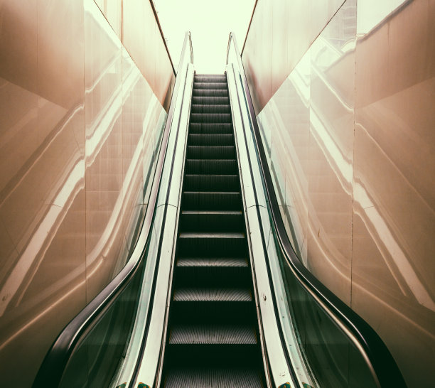 地铁站的自动扶梯特写图片下载