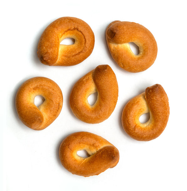 自制百吉饼在白色孤立的背景。传统菜肴与茶或咖啡都很搭配图片下载