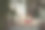 年轻的运动女子在家里练习瑜伽，坐在莲花的位置。放松和冥想。健康，幸福，心理健康的概念。图片下载