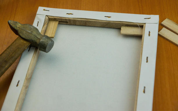 在画框上拉伸画布的特写，制作绘画，制作法棍的手工工具。画面上的画布图片下载