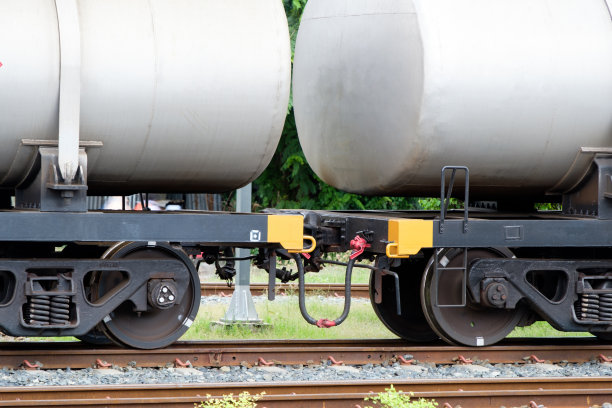货运列车油罐车的转向架停在铁路站场内。图片下载