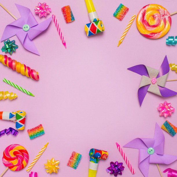 生日儿童派对背景与蜡烛糖果和派对属性在紫色表面。图片下载