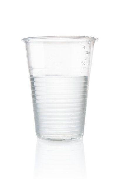 一次性塑料杯的水隔离在白色背景上图片下载