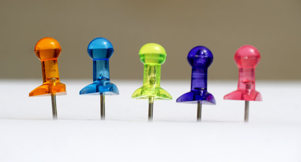 白色上有许多彩色推销，色彩概念图片下载