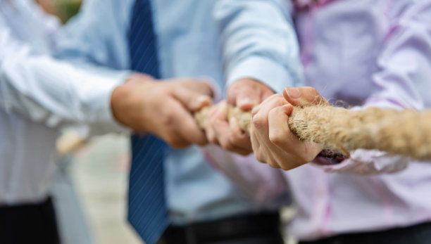 一群商人拉着绳子图片下载