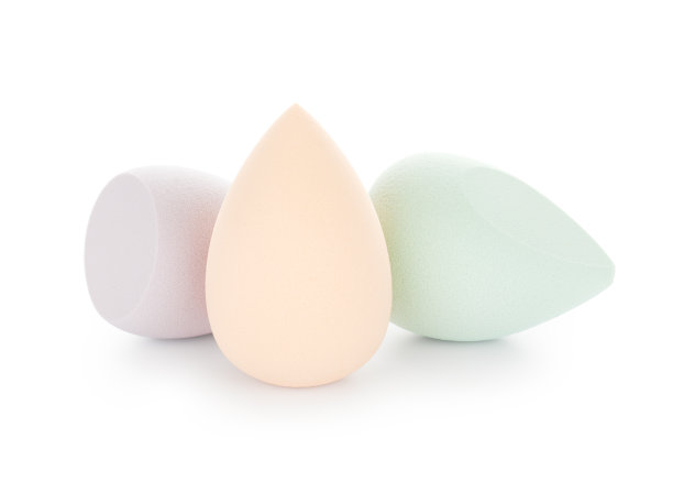 化妆工具应用化妆品。美搅拌机。海绵孤立在白色背景上图片下载