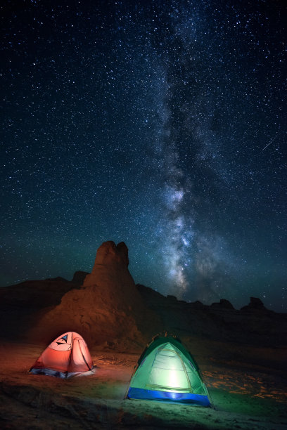 星空下的帐篷的垂直镜头图片下载