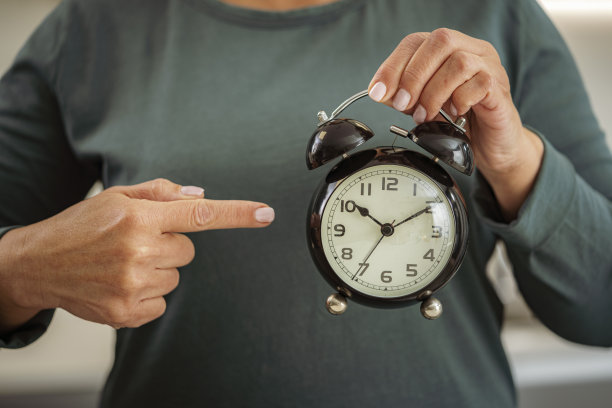 面目全非的女人指着闹钟图片下载