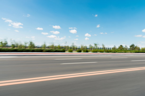 蓝天下空柏油路图片下载