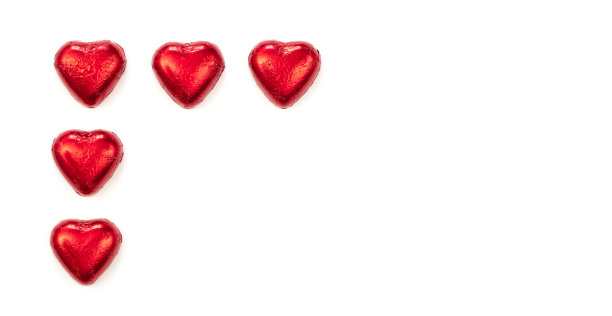 白色背景上的心形巧克力糖果，平铺。图片下载