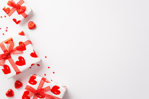 情人节的概念。顶部视图大礼盒与缎带蝴蝶结心形巧克力糖果和洒在孤立的白色背景与空白的照片图片下载