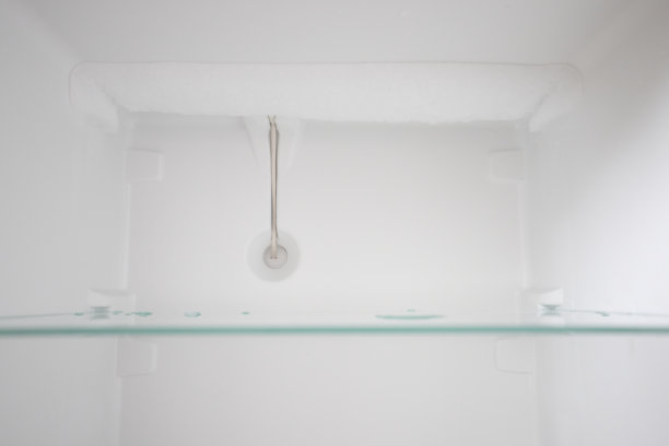 空冰箱。在一个空的，干净的冰箱里，一个除霜后的冰箱隔间图片下载