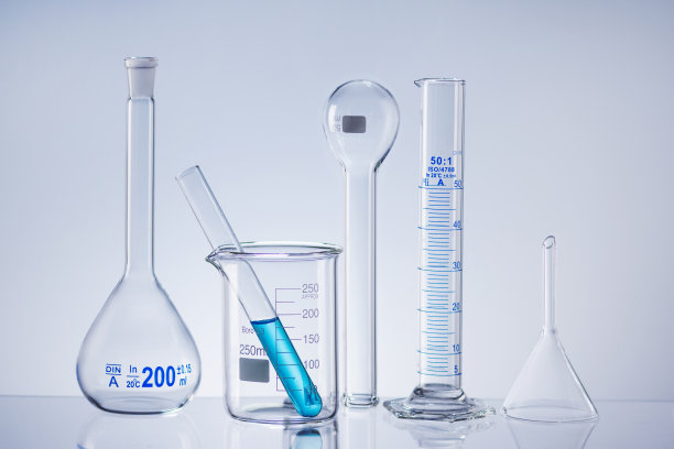 带有彩色液体的科学实验室玻璃器皿。图片下载