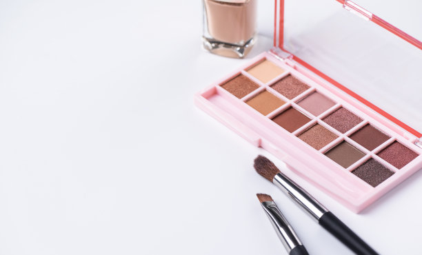 米色眼影盘与刷子在白色背景。装饰性化妆品。图片下载