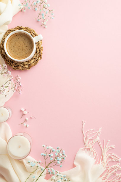 你好，春天概念。俯视图垂直照片杯的泡沫咖啡在藤条服务垫蜡烛在眼镜吉士兰花和白色软围巾在孤立的粉彩粉红色背景与复制空间图片下载