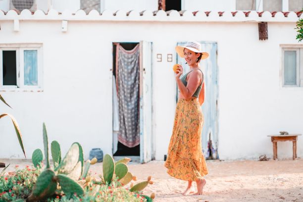 在炎热的夏天，一个戴着橙色帽子的女人的美丽照片图片下载