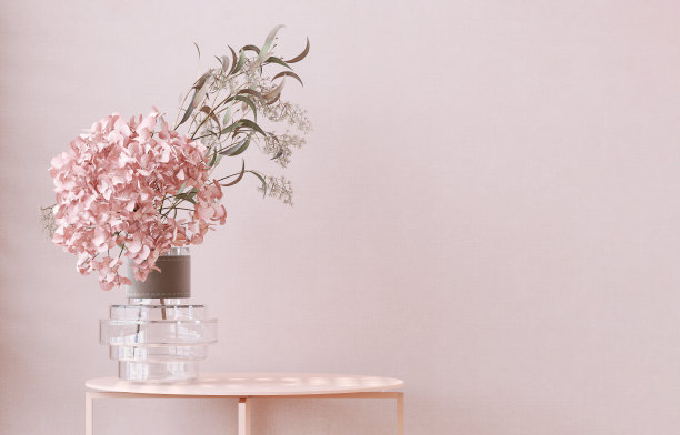 柔和的粉红色边桌讲台，绣球花花束在现代设计的玻璃花瓶在阳光下的墙纸墙图片下载