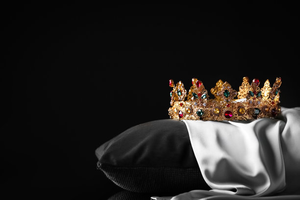美丽的金色皇冠与宝石枕头与黑色背景。文本空间图片下载