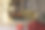室内灰色的桌子上摆放着白葡萄酒、燃烧的蜡烛和玫瑰，还有文字的空间。浪漫的气氛图片下载