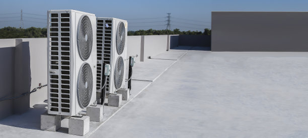 安装在工业建筑屋顶的暖通空调。图片下载