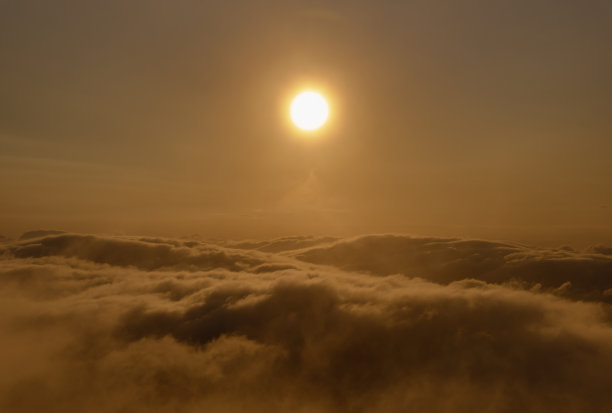 夕阳下的云海。自然背景图片下载