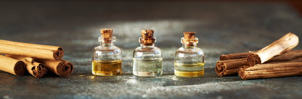 水平头与精油瓶和肉桂图片下载