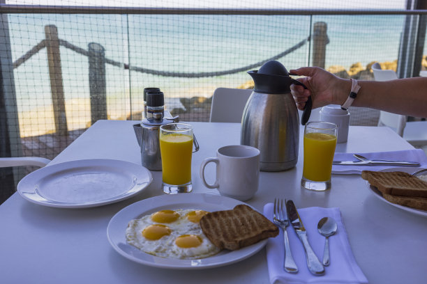 在阿鲁巴岛的户外酒店餐厅的早餐桌内部的特写视图。图片下载