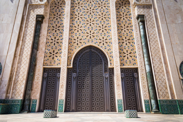 哈桑二世清真寺大门的低角度视图图片下载