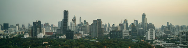 美丽的日落城市景观和大都市中心的高层建筑。市中心商业区全景。图片下载