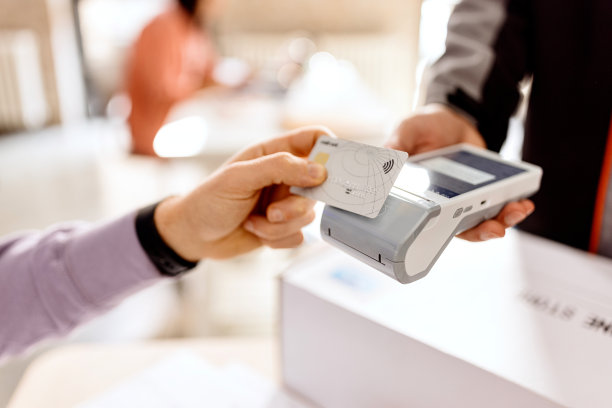 使用信用卡进行非接触式支付图片下载