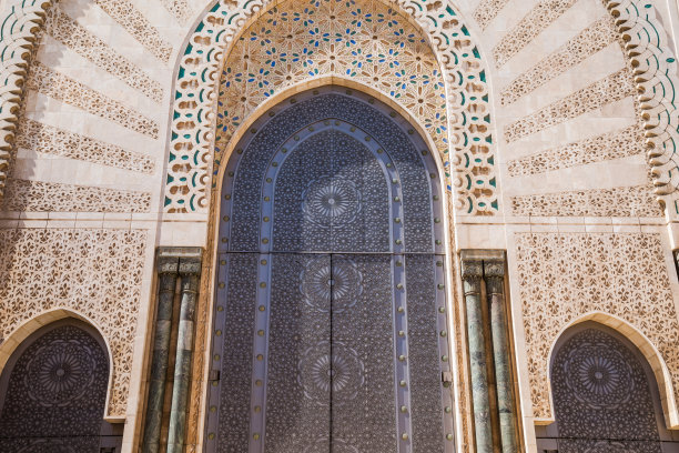 哈桑二世清真寺大门的低角度视图图片下载