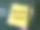 俯视图图片黄色便签写的文字休息时间用钢笔。图片下载