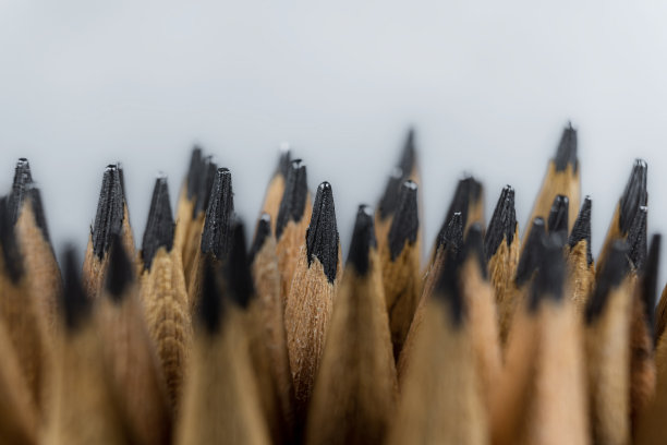 普通铅笔，浅色背景。一支简单的铅笔，在浅色背景上显得破旧。图片下载