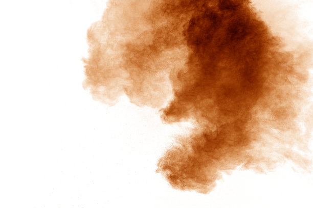 棕色尘埃爆炸的冻结运动。阻止棕色粉末的移动。白色背景上有爆炸性的棕色粉末。图片下载