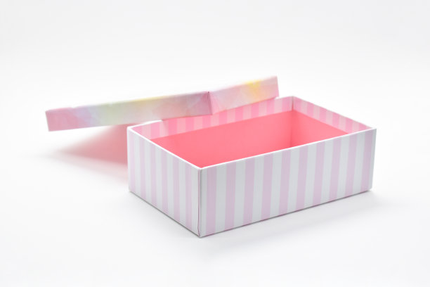 打开漂亮的粉色盒子，白色背景，包装为设计图片下载