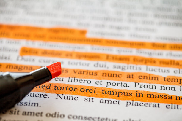 Lorem Ipsum文本部分行突出显示橙色标记条纹，选择性聚焦图片下载