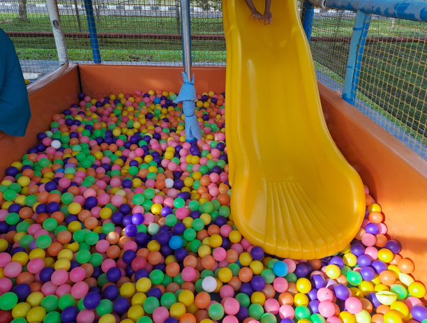 泳池里的高角度彩色球。五彩缤纷的小球图片下载